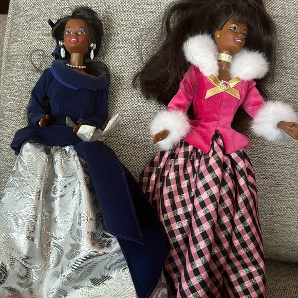 Two Avon collectible dolls - Picture 1 of 5